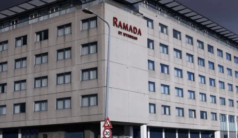 Casal que estava no avião com 13 pessoas infectadas com a nova variante ômicron foge da quarentena, na Holanda