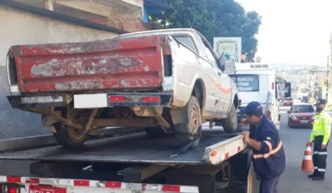 Em Manaus, operação ‘Sucata’ remove veículo que atrapalhava fluxo de veículo na Ponta Negra