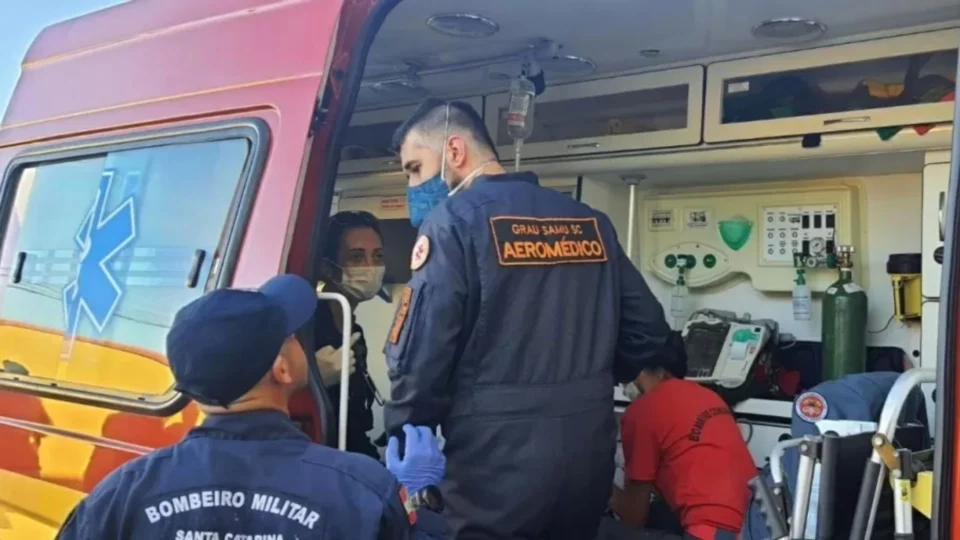 Menino de 7 anos engole apito, para de respirar e vai parar na UTI em estado grave, em SC