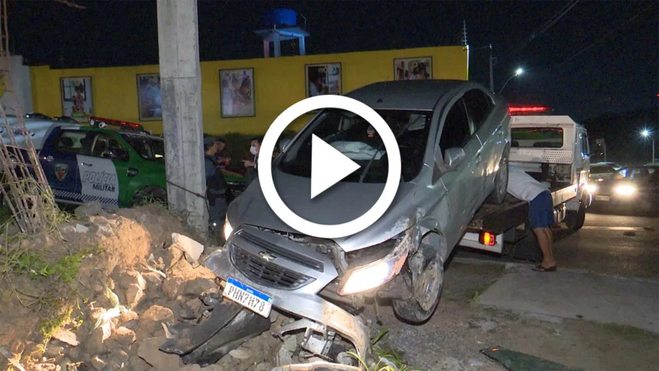 VÍDEO: bandidos capotam carro durante perseguição na Zona Norte de Manaus