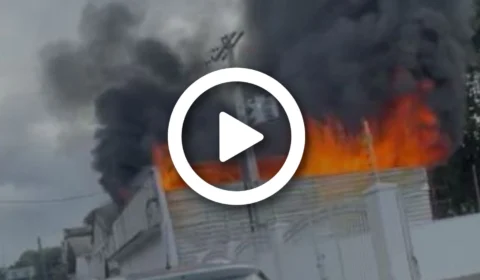 VÍDEO: incêndio atinge depósito de igreja em Manaus
