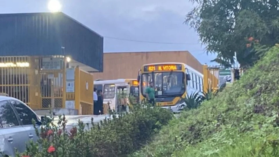 Rodoviários fazem paralisação e denunciam empresa na Zona Leste de Manaus