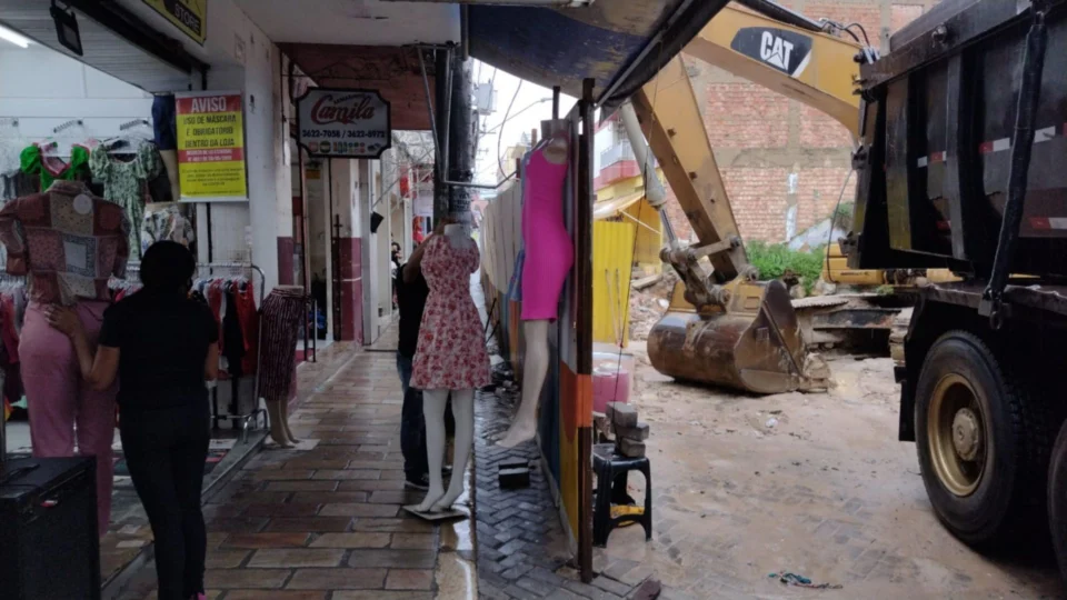 Black Friday 2021: buraco na rua Henrique Martins dificulta vendas nas lojas