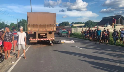 Em Manaus, jovem morre e adolescente fica gravemente ferido após empinar motocicleta e colidir em uma carreta
