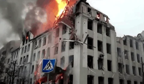 Ucrânia consegue interceptar míssil russo, mas destroços atinge estação ferroviária em Kiev