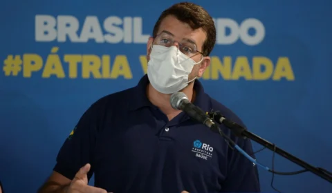 Com aumento de casos, 5 mil pessoas tomam a 1° dose da vacina contra Covid no RJ