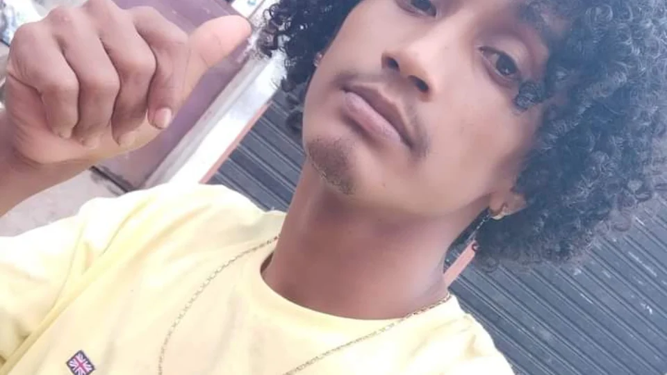 Jovem é morto com tiros de fuzil e pistola no bairro da Compensa, Zona Oeste de Manaus