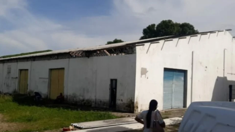 Homem morre após cair do telhado de uma empresa na Zona Sul de Manaus