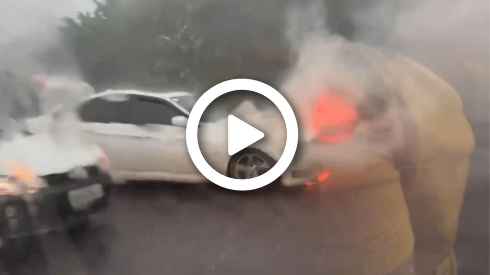 VÍDEO: carro de luxo pega fogo em viaduto de Manaus