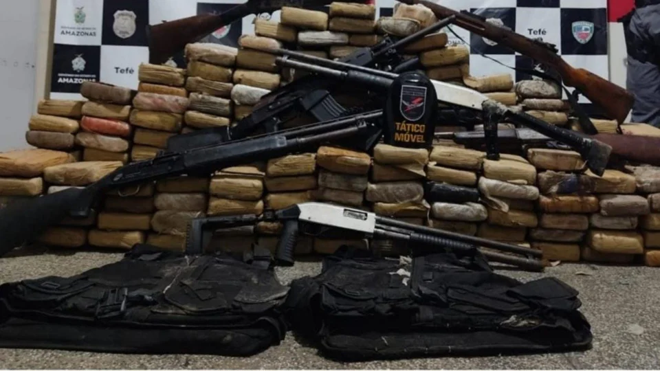 Polícia apreende mais de 245 kg de drogas e arsenal de armas, durante ação conjunta em Tefé-AM