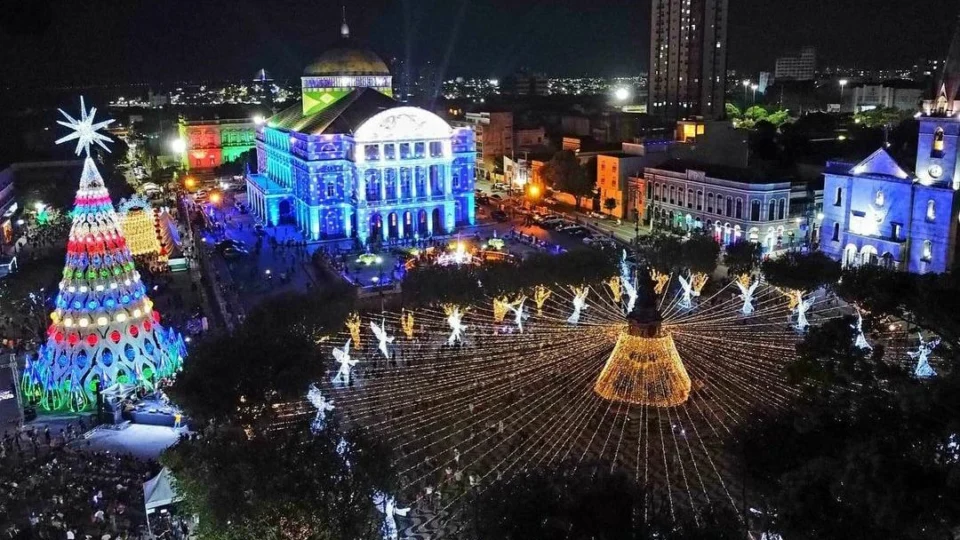 Luzes, cores, fogos e emoção marcam o lançamento da decoração de Natal no Largo São Sebastião, em Manaus