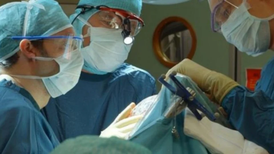 Menino de 7 anos nasce com dois pênis e sem ânus no  Uzbequistão