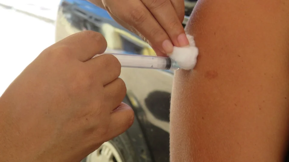 Amazonas acata decisão federal e suspende vacinação de adolescentes de 12 a 17 anos sem comorbidades