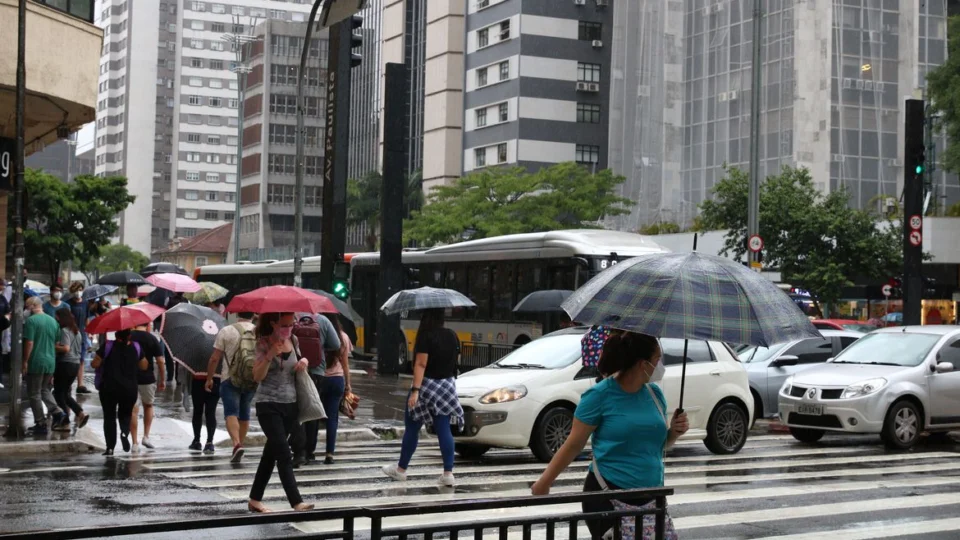 Casos de síndrome respiratória grave tendem a crescer em 23 Estados; Manaus está na lista