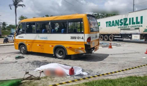VÍDEO: micro-ônibus tomba e mata gari esmagado no Distrito Industrial, em Manaus