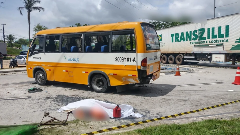 VÍDEO: micro-ônibus tomba e mata gari esmagado no Distrito Industrial, em Manaus