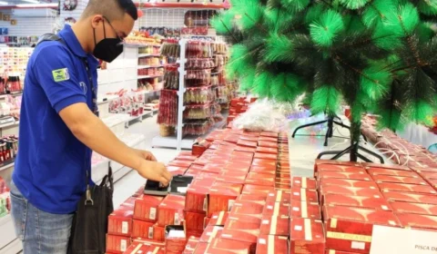 Em Manaus, Ipem notifica 18 empresas e retira mais de 6 mil produtos natalinos irregulares das prateleiras