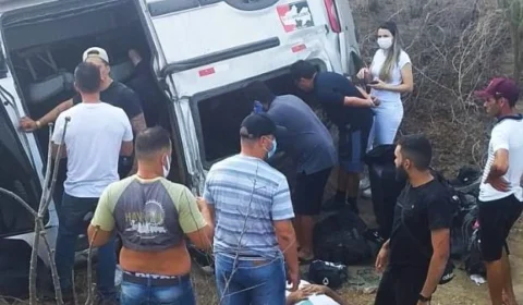 Equipe do cantor sertanejo Gusttavo Lima sofre acidente de carro após show na Paraíba