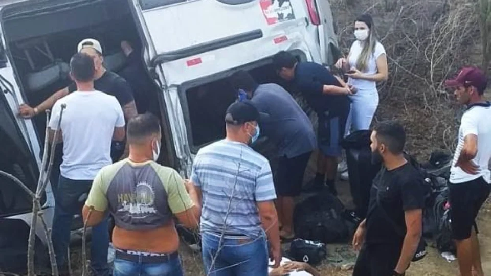 Equipe do cantor sertanejo Gusttavo Lima sofre acidente de carro após show na Paraíba