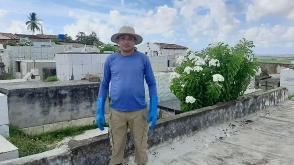 Com vídeos de exumação, coveiro vira celebridade nas redes sociais