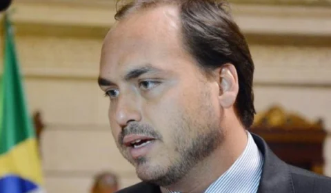 Carlos Bolsonaro é apontado como chefe de organização criminosa, diz juiz