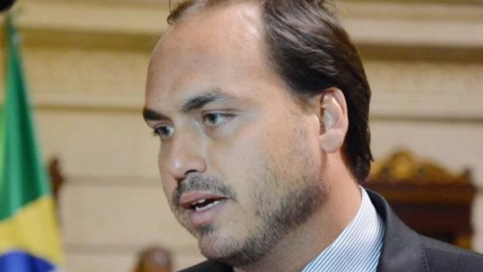 Carlos Bolsonaro é apontado como chefe de organização criminosa, diz juiz