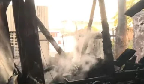 Casa de madeira é totalmente destruída após incêndio na Zona Leste de Manaus