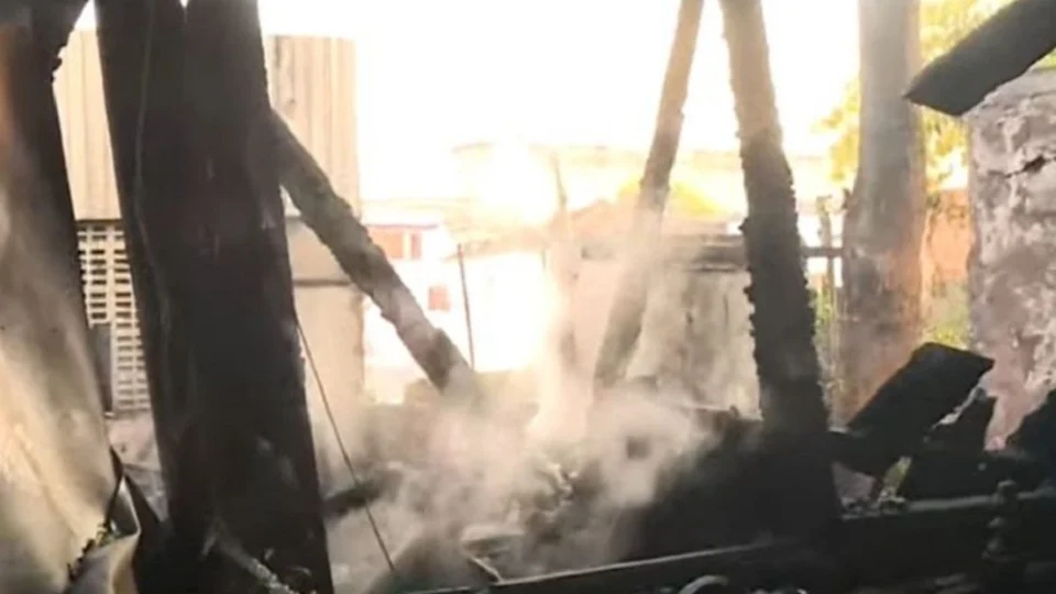 Casa de madeira é totalmente destruída após incêndio na Zona Leste de Manaus