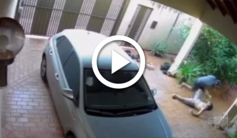 VÍDEO: homem é agredido a socos e desmaia após flagrar ladrão na garagem de casa, em MS