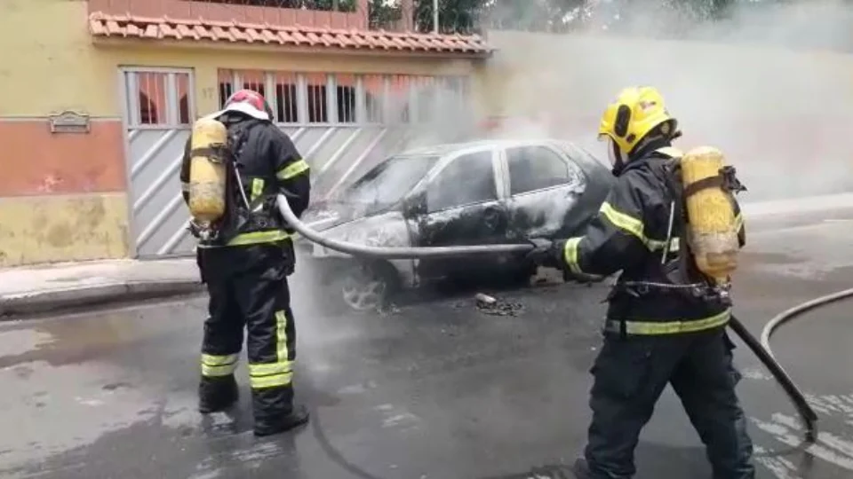 VÍDEO: Carro pega fogo e fica completamente destruído, na Zona Norte de Manaus