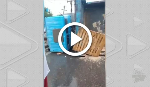 VÍDEO: caçamba tomba e derruba poste na Zona Leste de Manaus