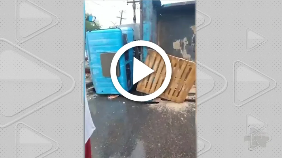 VÍDEO: caçamba tomba e derruba poste na Zona Leste de Manaus