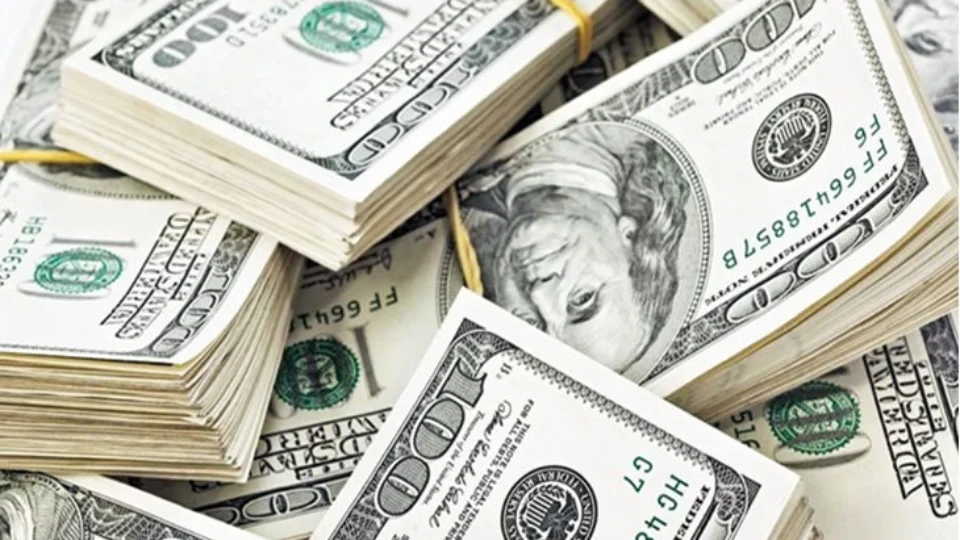 Dólar vai a R$ 5,71 e alta no ano já chega a 10%