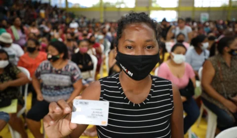 Mais de 5 mil famílias de Coari recebem o cartão ‘Auxílio Estadual Permanente’, no AM
