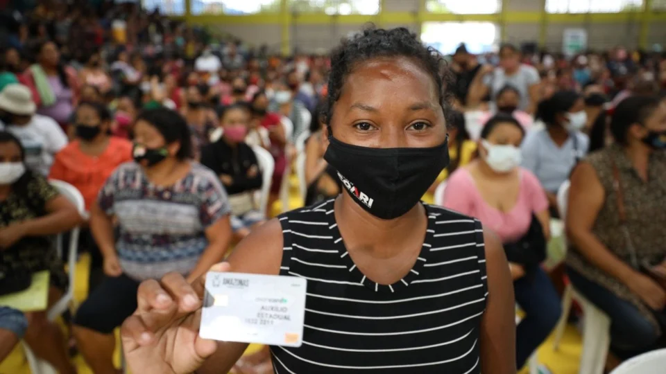 Mais de 5 mil famílias de Coari recebem o cartão ‘Auxílio Estadual Permanente’, no AM