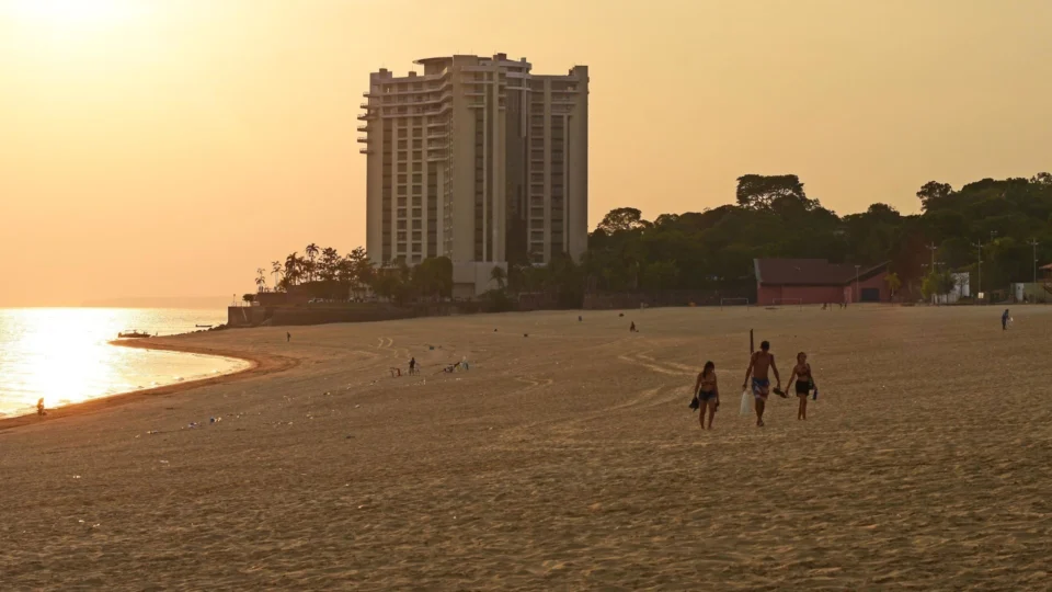 Em Manaus, população deve ficar atenta a proibição de banho na área conhecida como ‘prainha’ ou ‘pedral’ na Ponta Negra