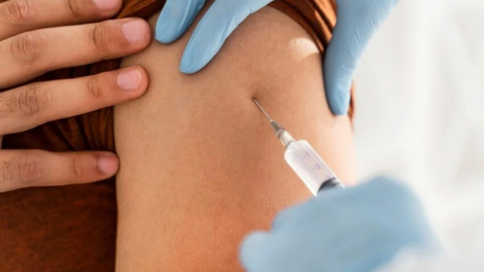 MS avalia suspender tempo de intervalo entre vacinas da covid e da gripe