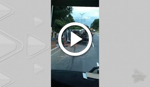 VÍDEO: caçamba tomba em avenida da Zona Oeste de Manaus e motorista fica ferido
