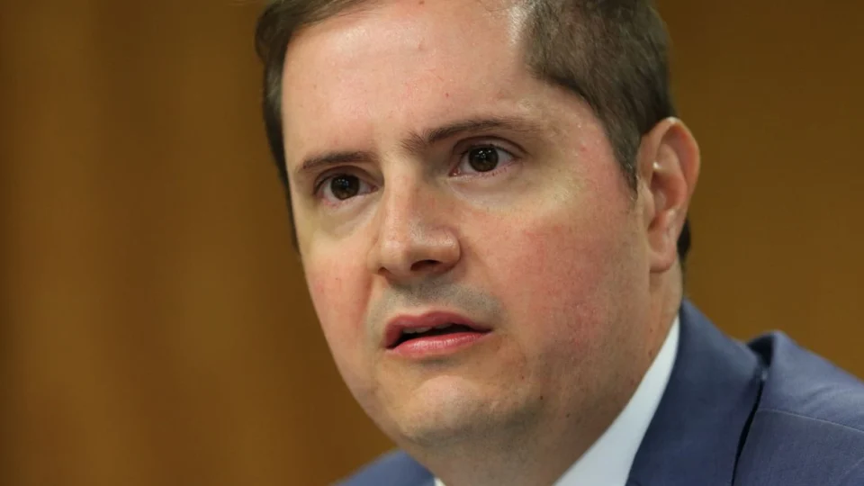 Mais de 57 mil crianças e adolescentes foram vacinados irregularmente no Brasil, afirma ministro Bruno Bianco