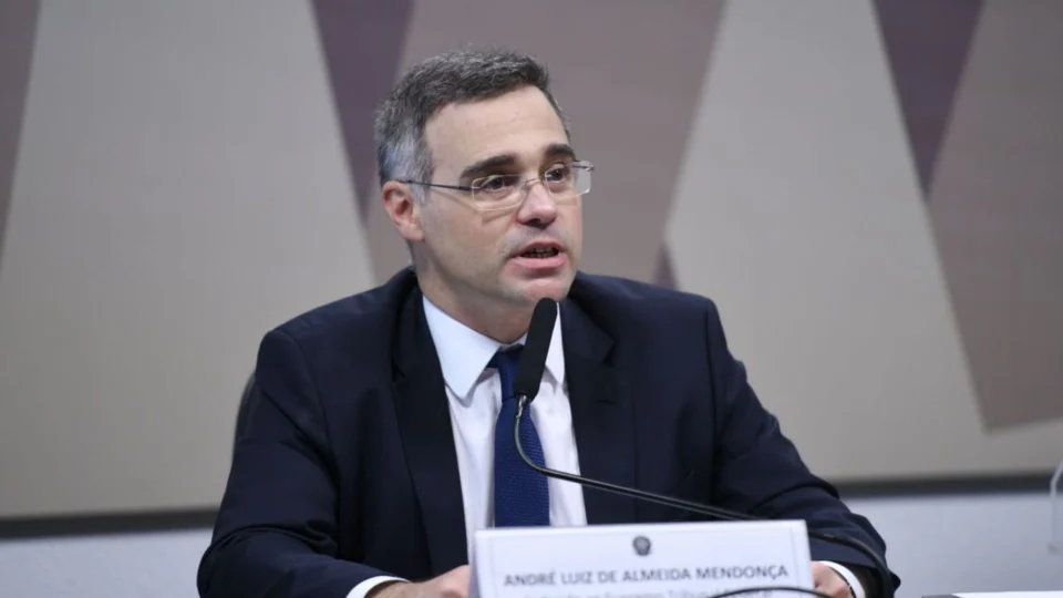 Mesmo indicado por Bolsonaro como ministro do STF, André Mendonça será relator de notícia-crime contra o presidente