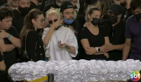 Multidão lota velório para se despedir de Marília Mendonça