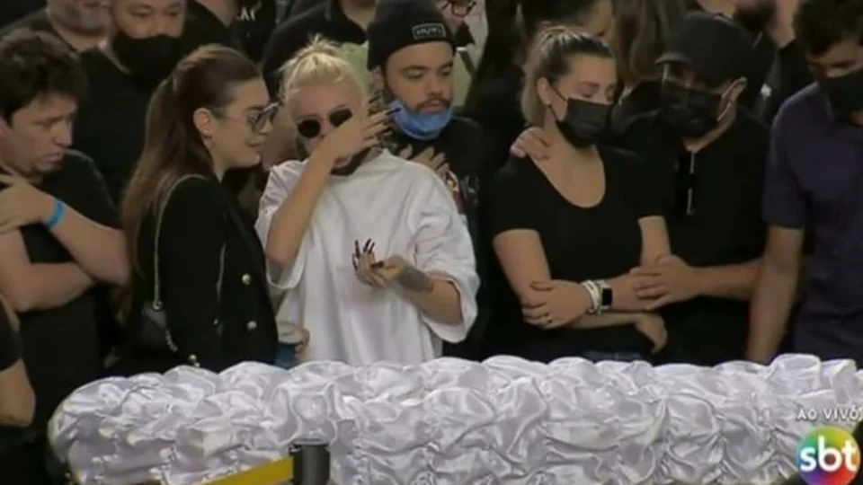 Multidão lota velório para se despedir de Marília Mendonça