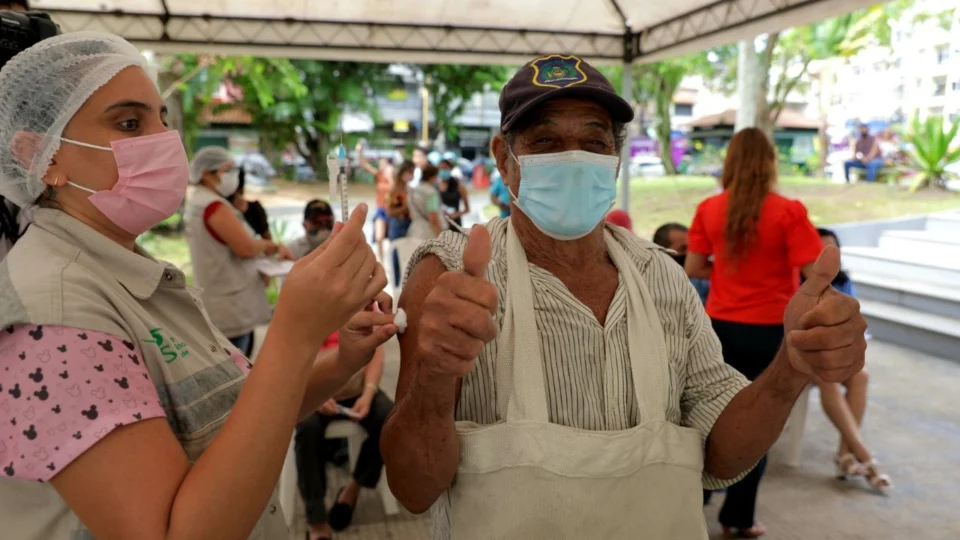 Carreta da vacina estaciona nesta quarta-feira no Centro de Convivência Padre Pedro Vignola, em Manaus