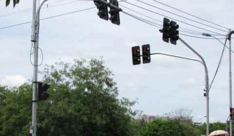 Só em janeiro de 2022, mais de 200 metros de cabos que controlam semáforos foram furtados em Manaus, informa a prefeitura