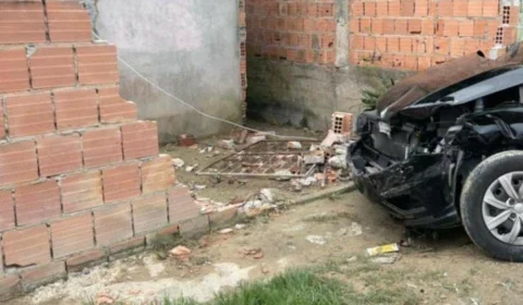 Caminhão perde controle e provoca queda de muro em cima de uma mulher em Manaus