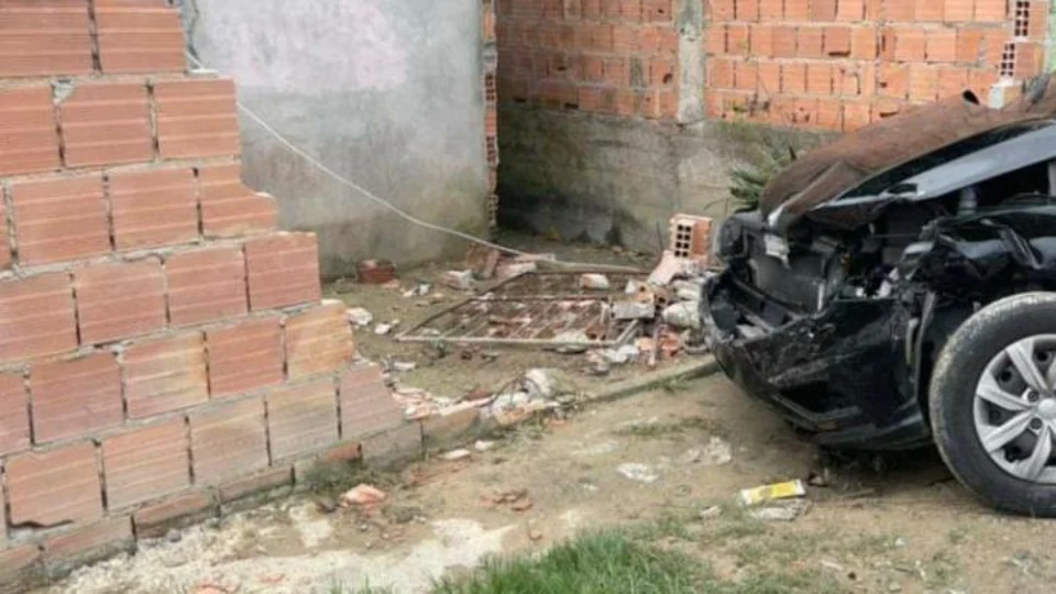 Caminhão perde controle e provoca queda de muro em cima de uma mulher em Manaus