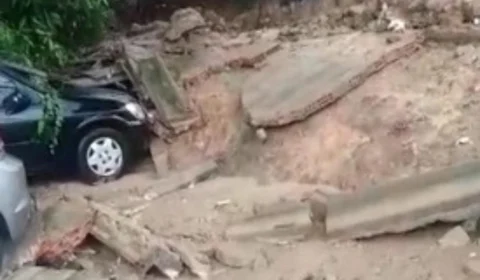 Muro do Tribunal de Justiça do Amazonas desaba e atinge carros após forte chuva