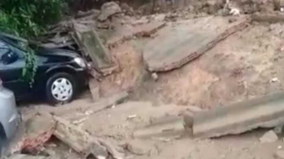 Muro do Tribunal de Justiça do Amazonas desaba e atinge carros após forte chuva