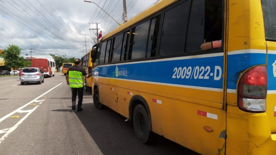 Em Manaus, motorista de micro-ônibus ‘amarelinho’ é autuado por conduzir sem CNH