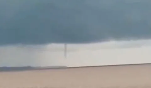 VÍDEO: Tromba d’água surge no rio e surpreende tripulação de barco no Amazonas